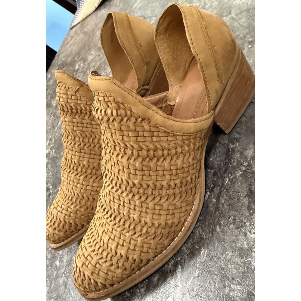 Very Volitale Los Angeles Womens Soft Woven Leather Slip On Booties Beige Sz 9